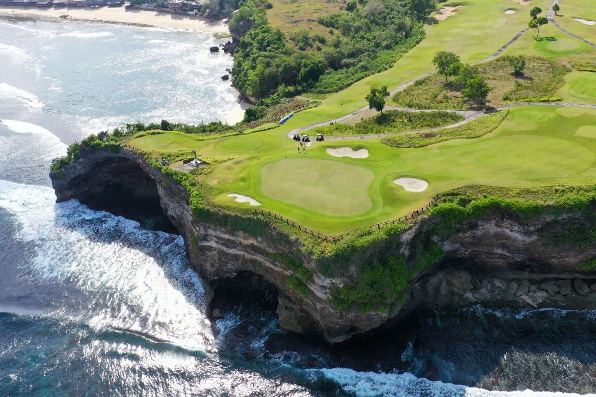 Golf course on the limestone cliffs above the ocean